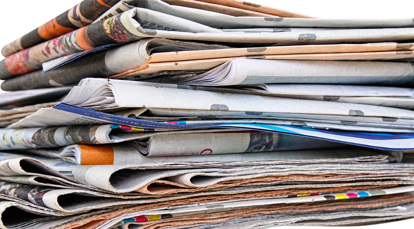 Gros plan sur une pile de journaux et de magazines pliés.